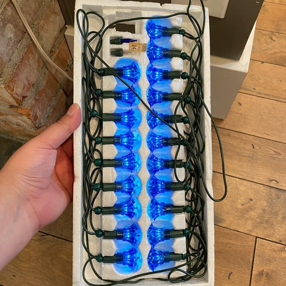 Vintage Christmas miniature string lights with blue plastic reflectors - Picture 5 of 5